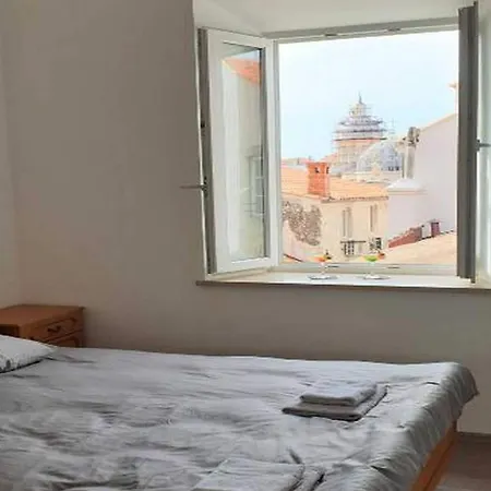Apartment Pk - - Two Bedroom With View - 2 *